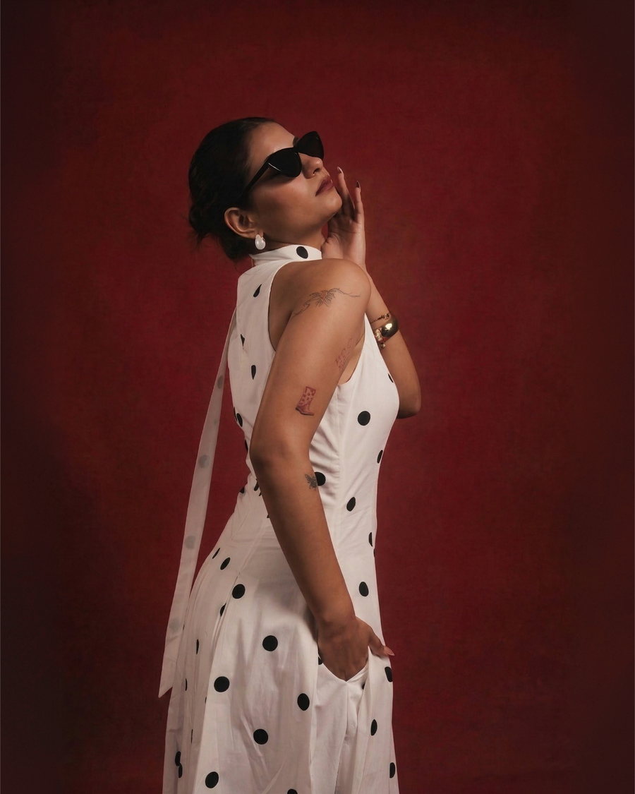 Close-up of DOMINADOT white polka dot dress showing scarf neckline and V-neck detail – YUMIS