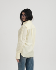 POPOVER SHIRT butter yellow cotton poplin shirt with curved hem – side view – YUMIS