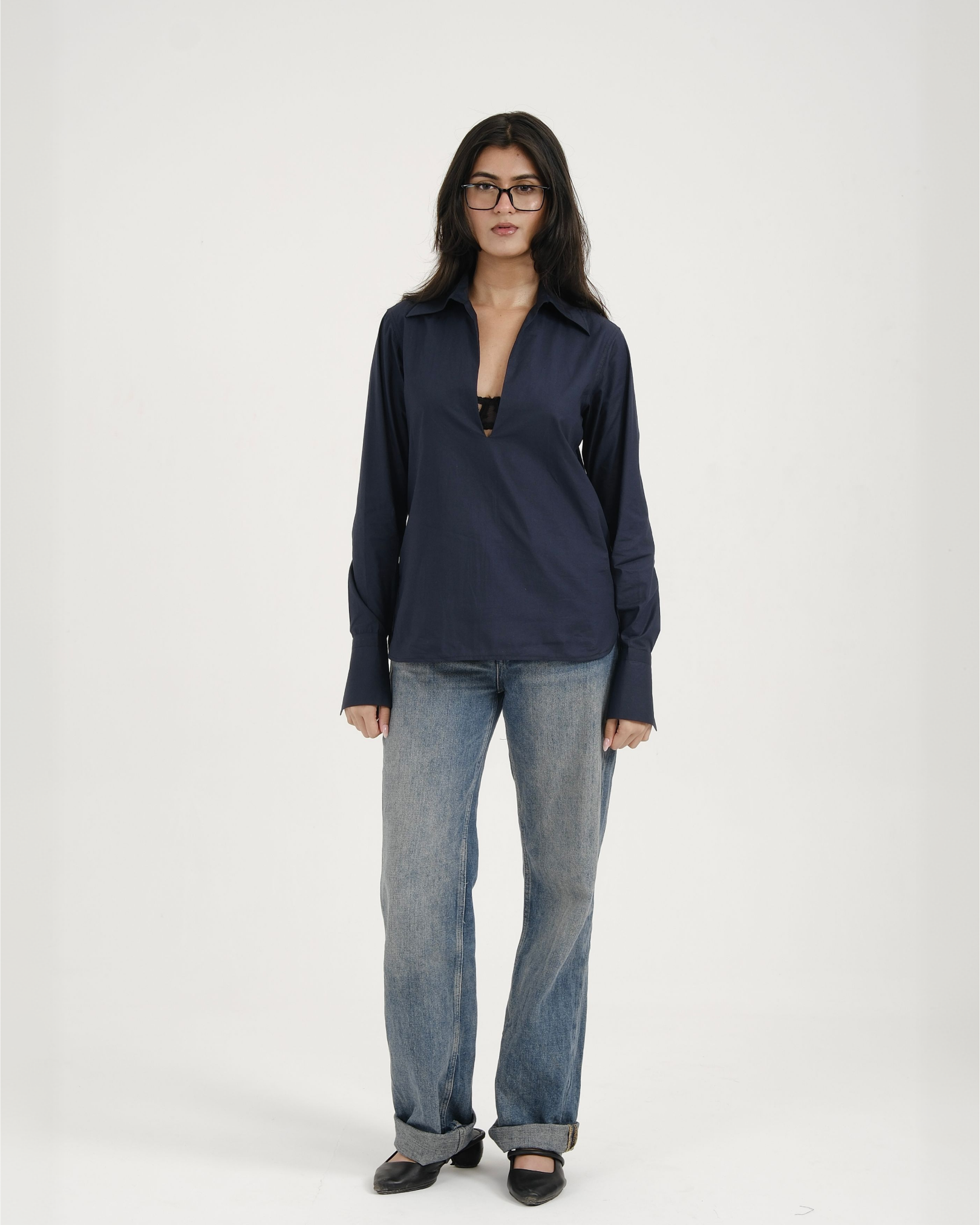 POPOVER SHIRT navy cotton poplin shirt with open V neck – front view – YUMIS