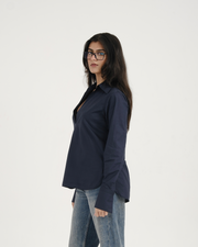 POPOVER SHIRT navy cotton poplin shirt with curved hem – side view – YUMIS