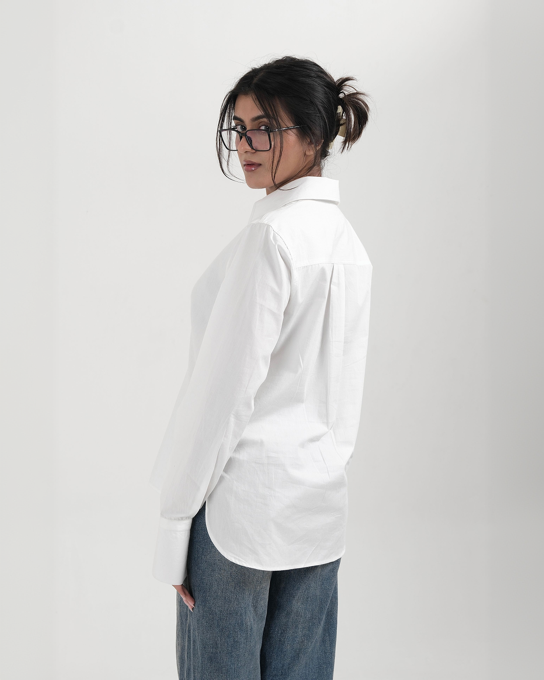 POPOVER SHIRT white cotton poplin shirt with curved hem – back three-quarter view – YUMIS