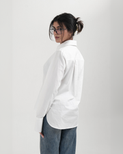 POPOVER SHIRT white cotton poplin shirt with curved hem – back three-quarter view – YUMIS