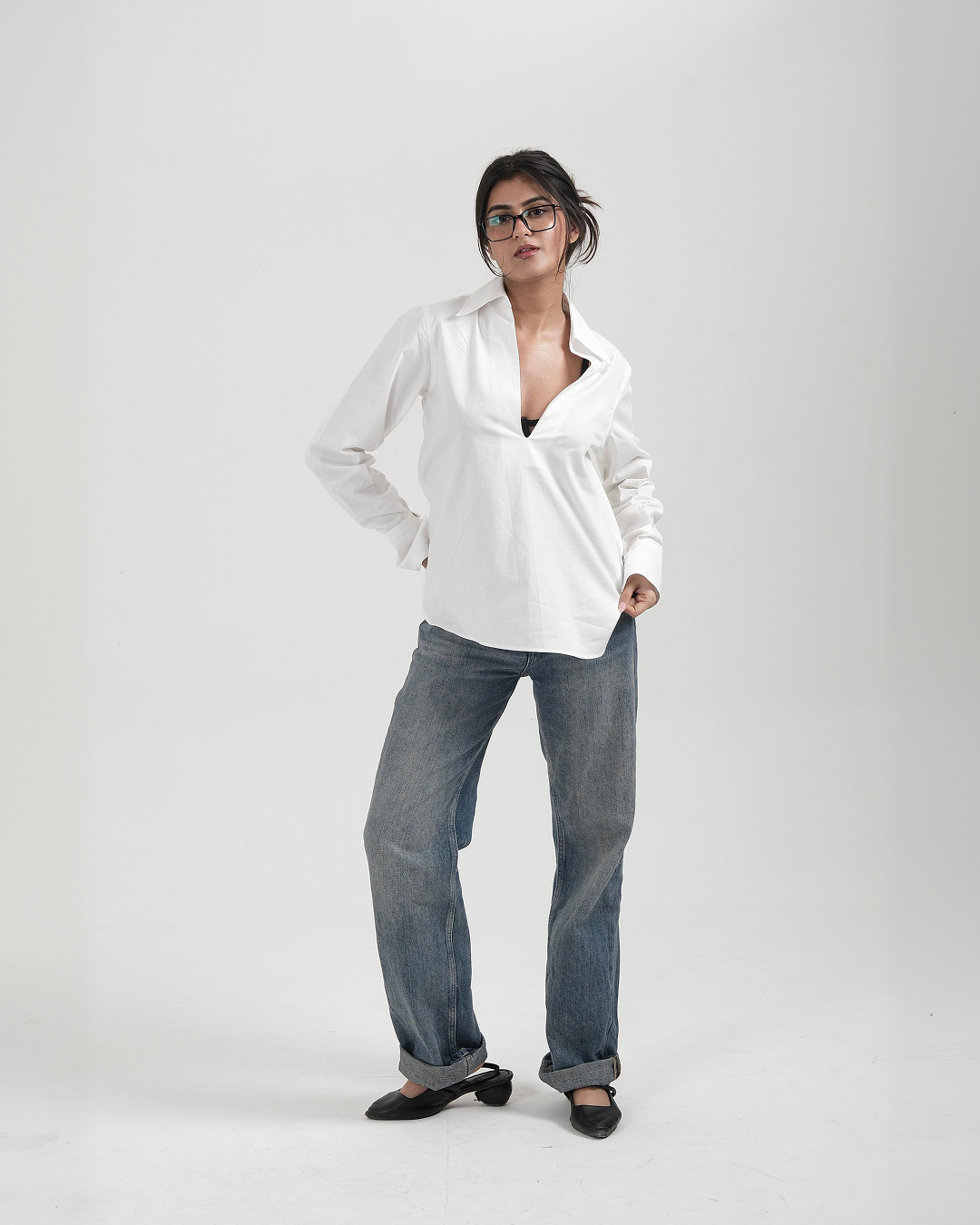 POPOVER SHIRT white cotton poplin shirt with open V neck – front view – YUMIS